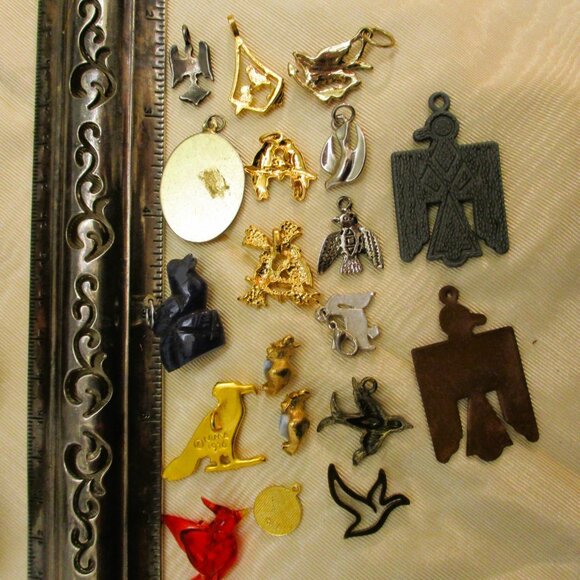 VINTAGE Bird Charm Pendant Lot ~ 19 Mixed Materials Pendant Charm Bird Variety - Picture 9 of 11